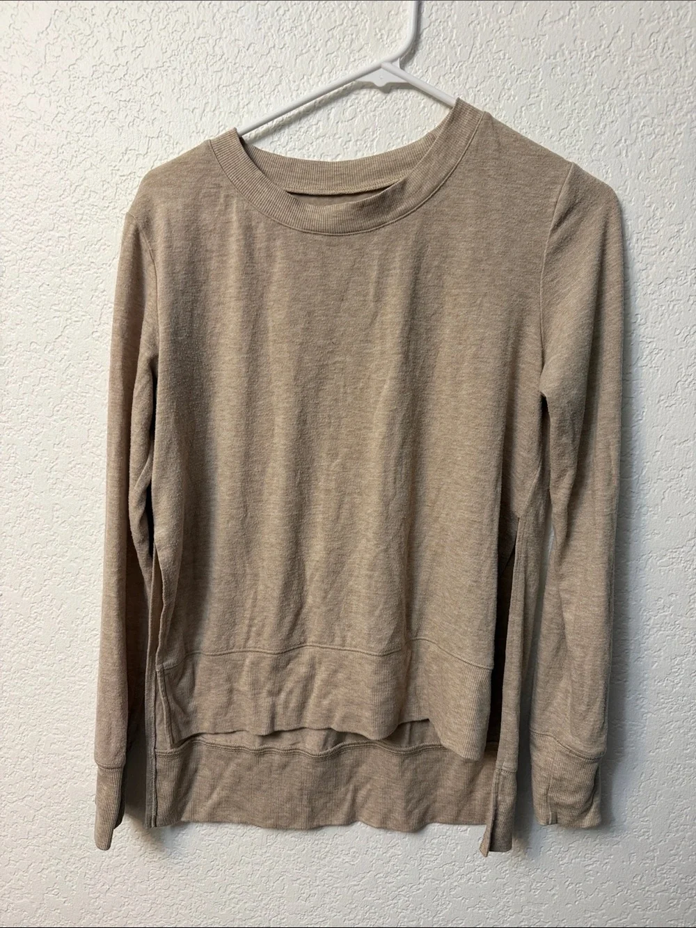 ALO Yoga Lightweight Long Sleeve Crewneck in Taupe